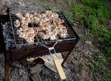 Şöminenin altındaki metal kafeste çok lezzetli bir barbekü..
