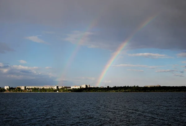 Två Regnbågar Den Blå Himlen Floden Staden Med Vita Hus — Stockfoto