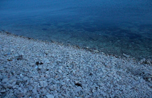 Blue Sea Water Touching Beach Cowered Rollen Stones — Stock Photo, Image