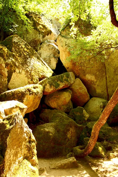 Las Rocas Naturales Caen Bosque Entre Dos Montañas —  Fotos de Stock