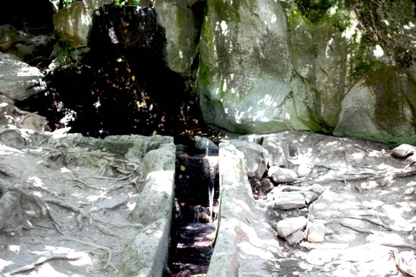 Corriente Agua Natural Entre Rocas Naturales Está Decorado Con Hojas — Foto de Stock