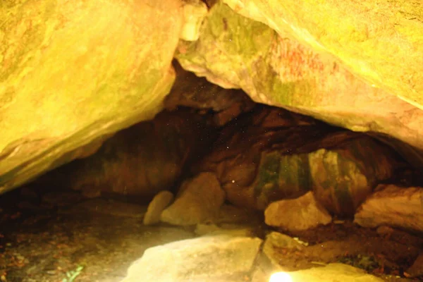 Чудовий Пил Між Камінням Печері — стокове фото