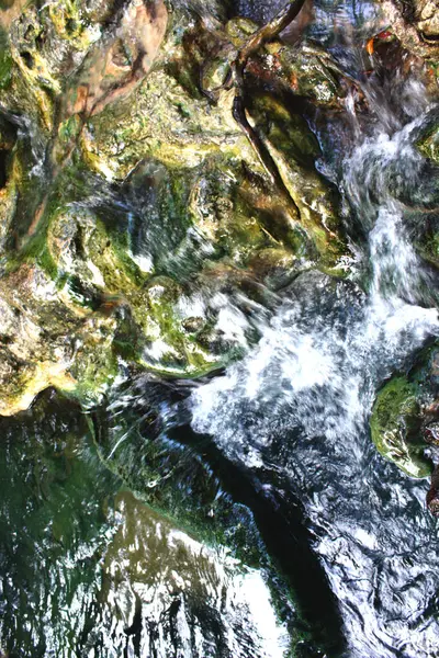Una Pietra Smeraldo Nasconde Scorrendo Cascata Acqua — Foto Stock