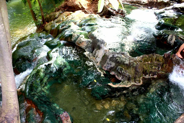 两个美丽的天然岩石池塘充满了清澈的热水 — 图库照片