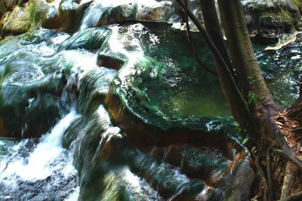 Sehr Schöner Tropischer Smaragdwasserfall — Stockfoto