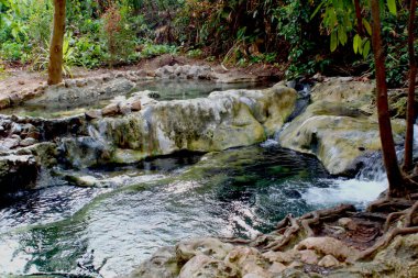 Taşlı bankaları olan doğal zümrüt havuzları temiz sıcak suyla doludur..