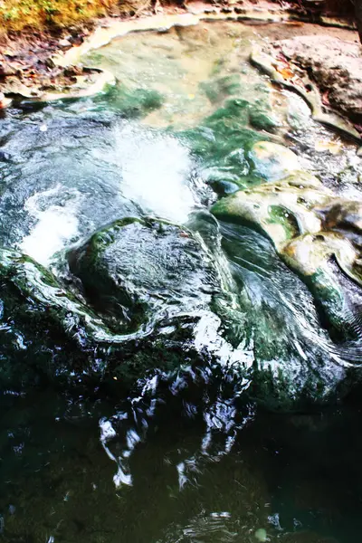 Изумрудный Камень Покрыт Мхом Горячей Водой Естественного Ручья — стоковое фото