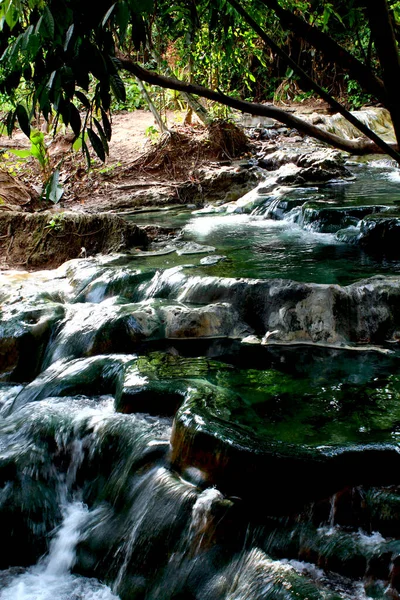 Una Cascada Esmeralda Increíblemente Hermosa Está Fluyendo Bajo Los Árboles —  Fotos de Stock
