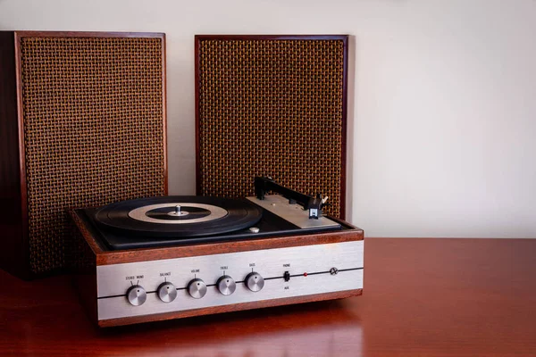 Giradiscos Vintage Madera Con Altavoces Una Mesa Vieja — Foto de Stock