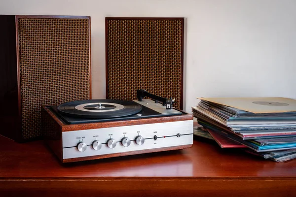 Vintage Gramofon Drewna Kolumnami Winylami Starym Stole — Zdjęcie stockowe