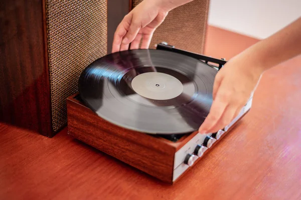 Mãos Põem Vinil Uma Velha Plataforma Giratória Madeira — Fotografia de Stock