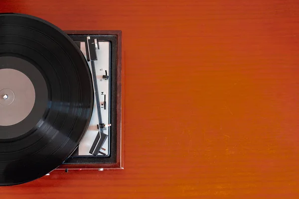 Eski Bir Masanın Üzerinde Ahşaptan Yapılmış Vintage Turntable — Stok fotoğraf