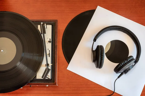 旧桌子上的老式转盘 耳机和乙烯 — 图库照片