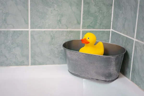 浴缸里的黄橡胶鸭 — 图库照片