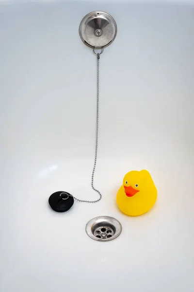 浴缸里的黄色橡胶鸭 有浴盆塞子 — 图库照片