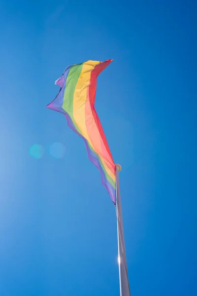 Bandera Del Orgullo Lgbt Ondeando Cielo Azul — Foto de Stock