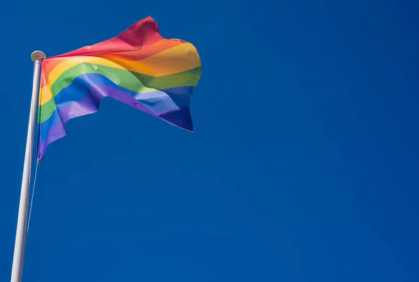 Lgbt Trots Vlag Zwaaiend Blauwe Lucht — Stockfoto