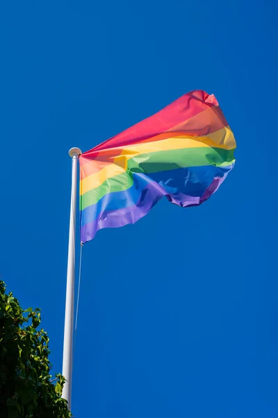 Bandera Del Orgullo Lgbt Ondeando Cielo Azul — Foto de Stock