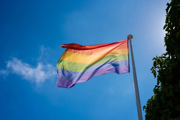 Lgbt Trots Vlag Zwaaiend Blauwe Lucht — Stockfoto