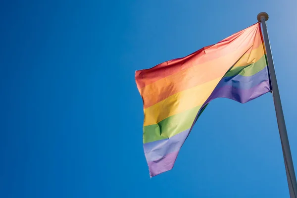 Lgbt Trots Vlag Zwaaiend Blauwe Lucht — Stockfoto