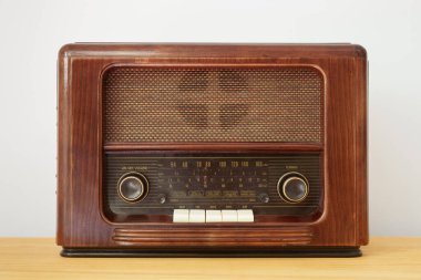 Masadaki ahşaptan yapılmış klasik radyo.