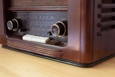Masadaki ahşaptan yapılmış klasik radyo.