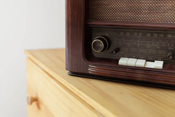 Rádio Vintage Feito Madeira Uma Mesa — Fotografia de Stock