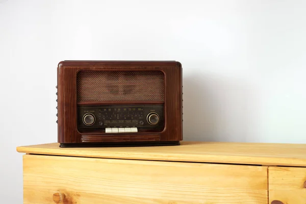 Rádio Vintage Feito Madeira Uma Mesa — Fotografia de Stock