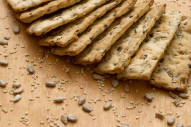 Tohumlu ve susamlı gevrek krakerleri.