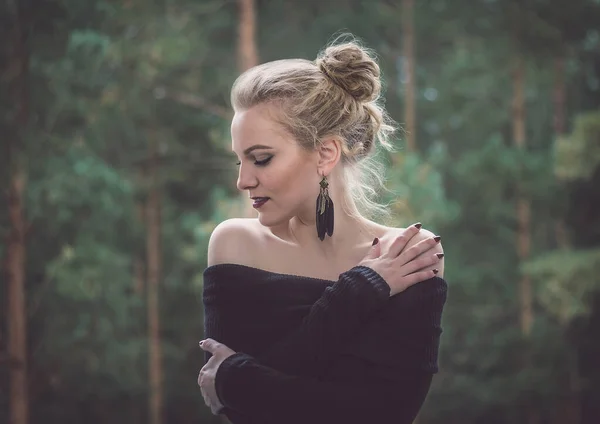 Profile Girl Pine Forest Naked Shoulders Young Smiling Woman Forest — Stock Photo, Image