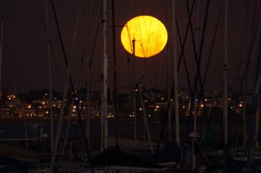 Luna llena en el cielo de la ciudad