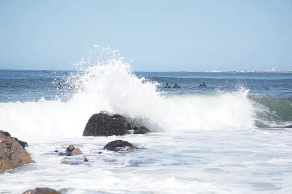 Olas Rompiendo Rocas — Foto de Stock