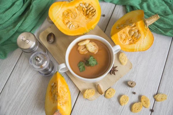 Kürbispüree Suppe Kürbis Gewürze Auf Weißem Holzgrund — Stockfoto