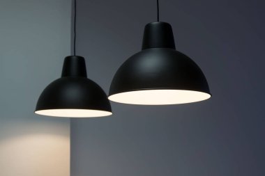 Tavanda asılı duran siyah dekoratif lamba. Beyaz arka planda izole edilmiş modern lamba.