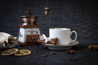 Meyveli kek ve siyah bir masada bir fincan kahve..