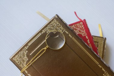 Fransız ciltleyici, el yapımı kitaplar, altın damgalı hakiki deri çanta..