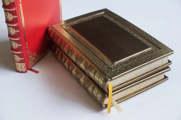Encadernação francesa, livros feitos à mão, caixa de couro genuíno com carimbo de ouro . — Fotografia de Stock