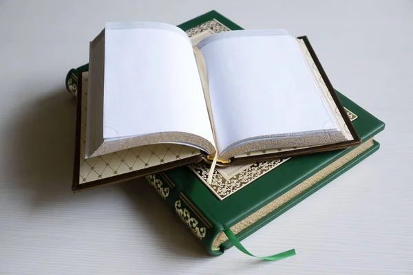 Franse binding, handgemaakte boeken, lederen etui met gouden stempel. — Stockfoto