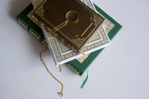 Rilegatura francese, libri fatti a mano, cassa in vera pelle con timbro in oro . — Foto Stock