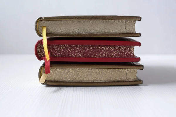 Encuadernación francesa, libros hechos a mano, estuche de cuero genuino con estampado de oro . — Foto de Stock