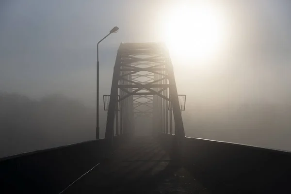 Подвесной Мост Исчезает Тумане Сосредоточься Середине Моста — стоковое фото