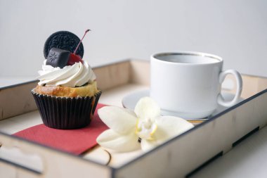 Kahvaltı tepsisinde taze, sıcak browni kahvesi..