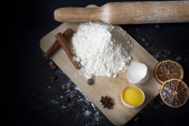 Koyu arkaplan görünümünde malzemeler pişiriliyor.