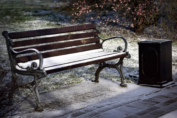 Panchina Nel Parco Sotto Neve — Foto Stock