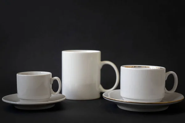 Diferentes Tazas Blancas Para Café Sobre Fondo Negro — Foto de Stock