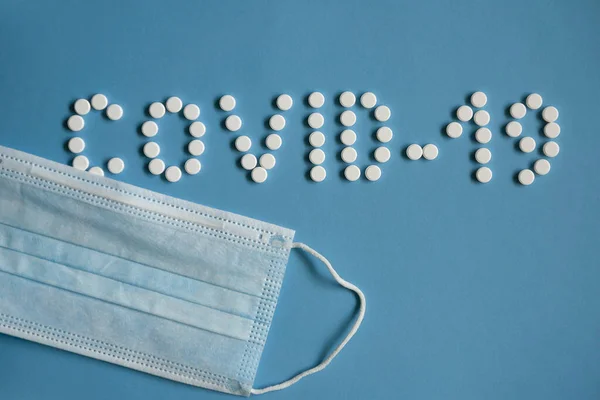 Coronavirus COVID-19 mavi arkaplandaki tabletlerden yayılmış..