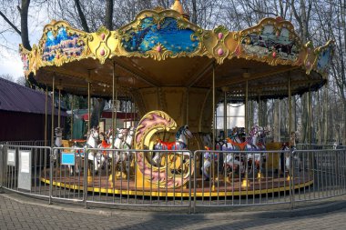 Gün batımında bir kış parkında güzel renkli bir atlıkarınca.