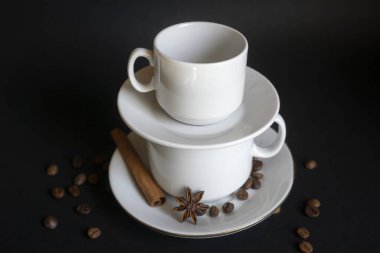 Büyük, orta, küçük fincanlar koyu arka planda kahve için..