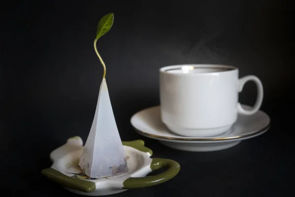 Uma Xícara Chá Preto Acabado Fazer Fundo Escuro — Fotografia de Stock