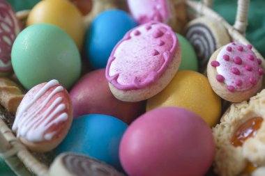 Paskalya yumurtaları, geleneksel Paskalya pastası ve bayram için diğer ikramlar..